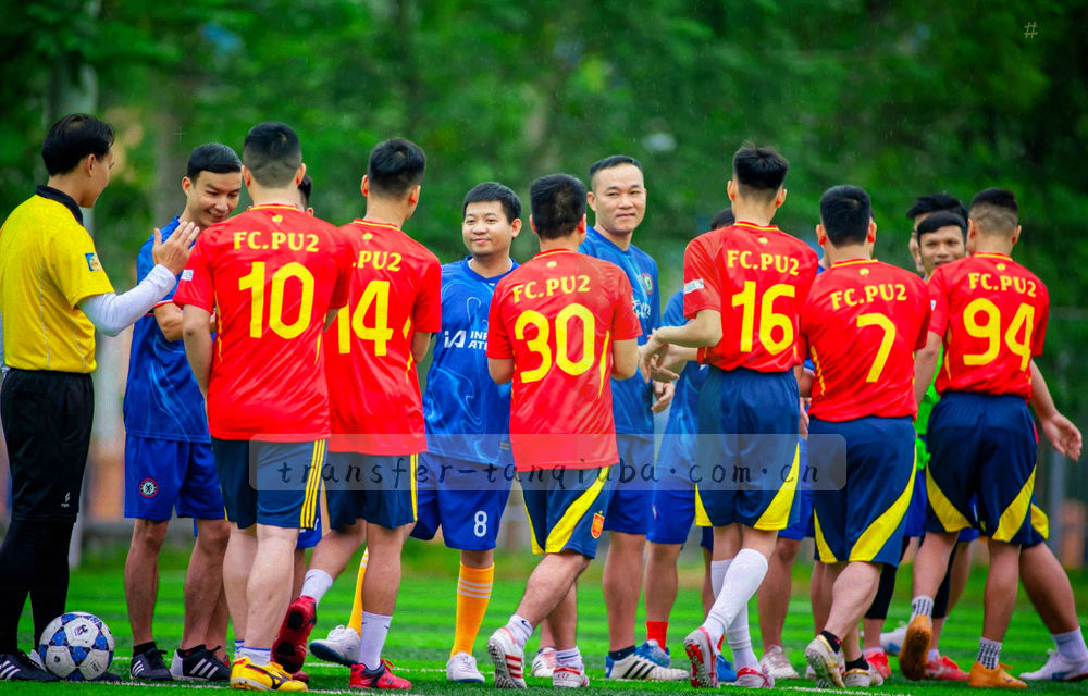 看台夜灯与坐标网格叠加的抽象合成图，以几何色块与荧光细线为主